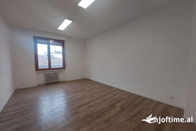 Ambiente Commerciale in Affitto 3+1 a Tirana - 1,400 Euro