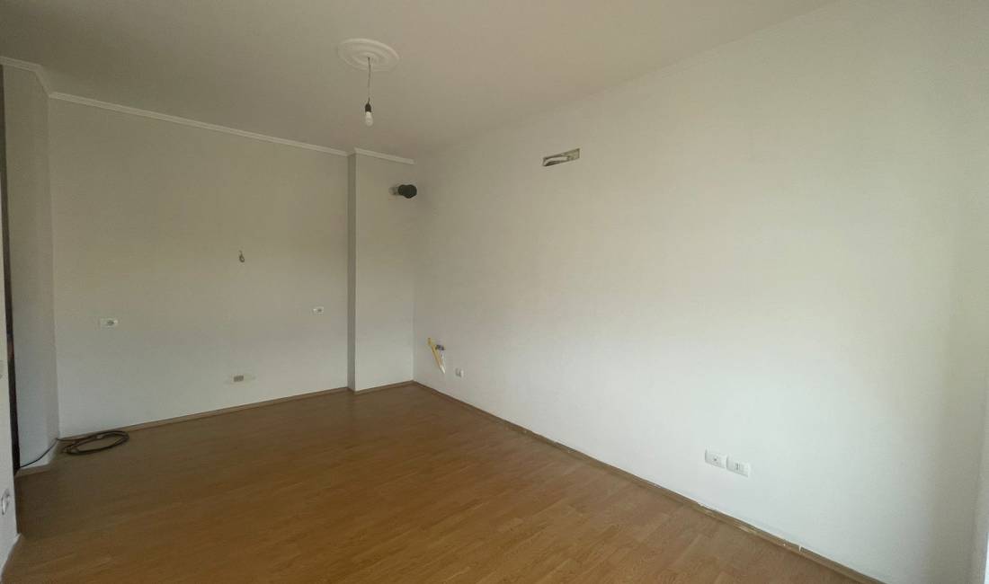 Zyre me qera 1+1 prane 21 Dhjetorit (ID BZ2404) Tirane