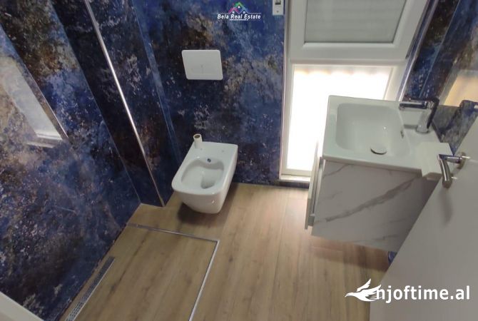 Zyre me qera 2+1 Tek Komuna e Parisit (ID BZ2406) Tirane.