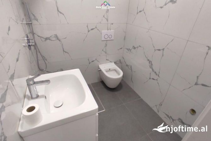 Zyre me qera 2+1 Tek Komuna e Parisit (ID BZ2406) Tirane.