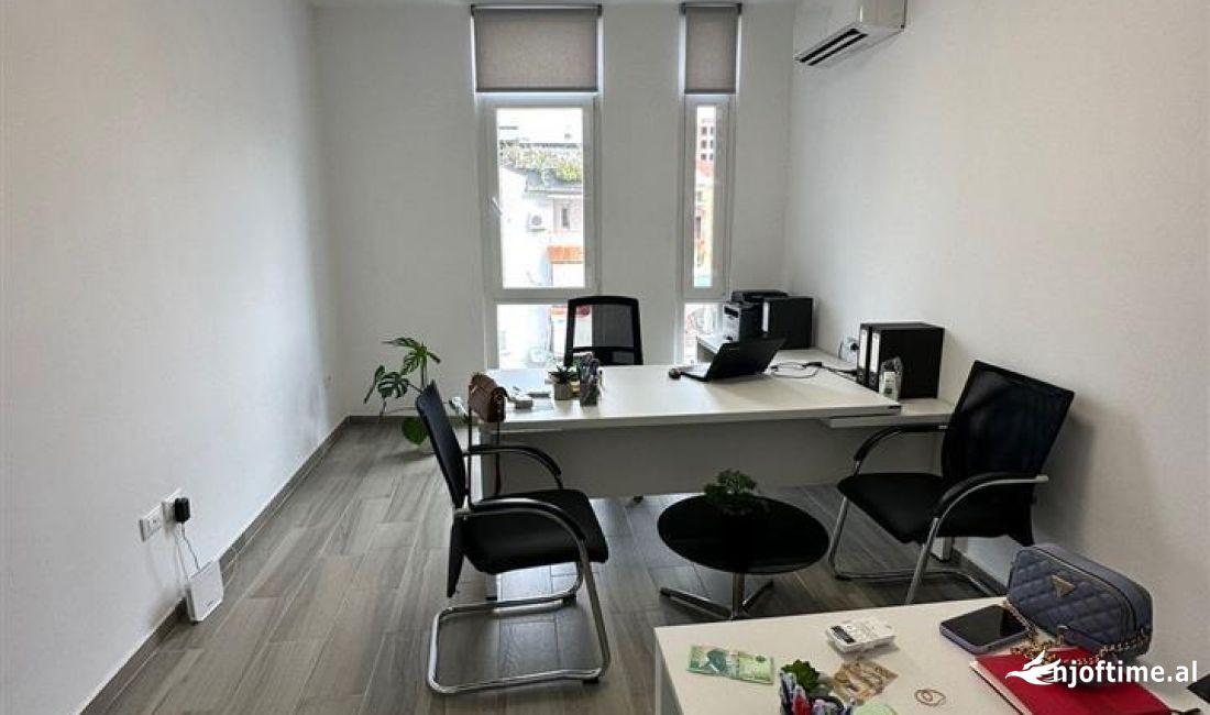 Jepet me qera zyre 1+1 tek Komuna e Parisit (ID BZ2204) Tirane