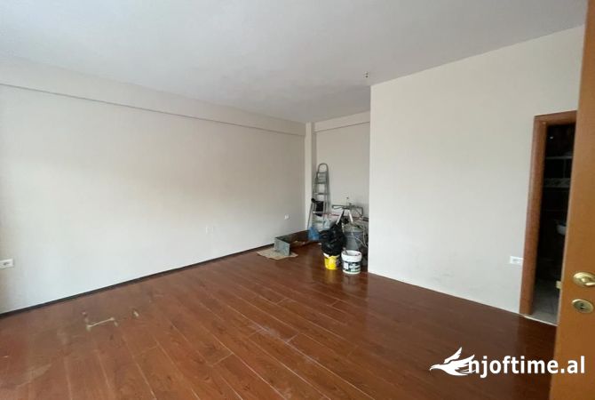 Zyre Me Qera tek Mine Peza (ID BZ2412) Tirane​