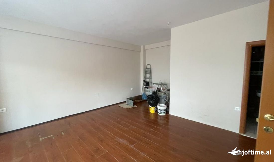 Zyre Me Qera tek Mine Peza (ID BZ2412) Tirane​