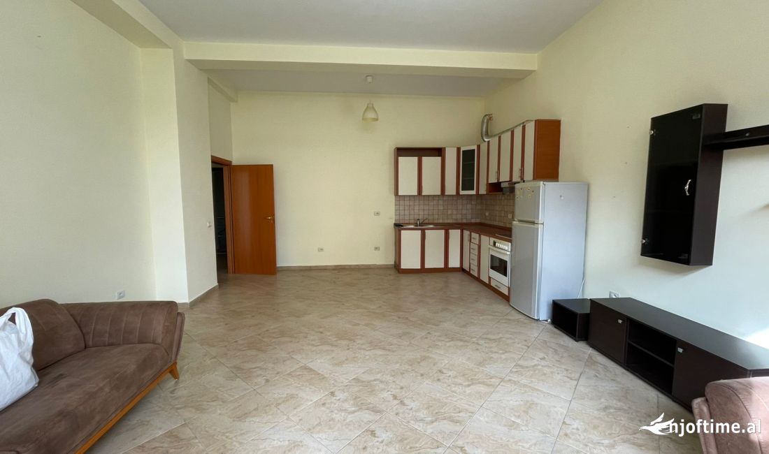 Zyre Me Qera tek Komuna e Parisit ( ID BZ2413) Tirane