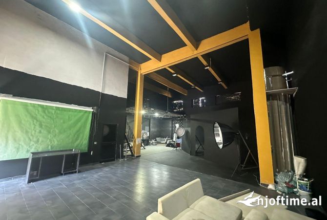 Ambiente Commerciale in Affitto 4+1 a Tirana - 3,000 Euro