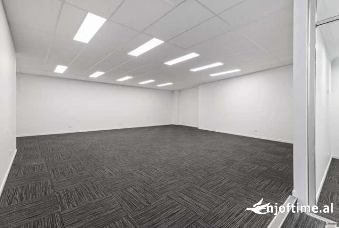 Ambiente Commerciale in Affitto 3+1 a Tirana - 2,700 Euro