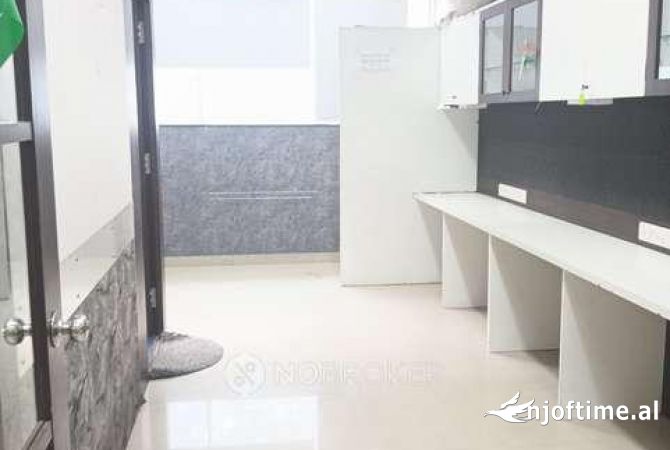 Ambiente Commerciale in Affitto 1+1 a Tirana - 410 Euro