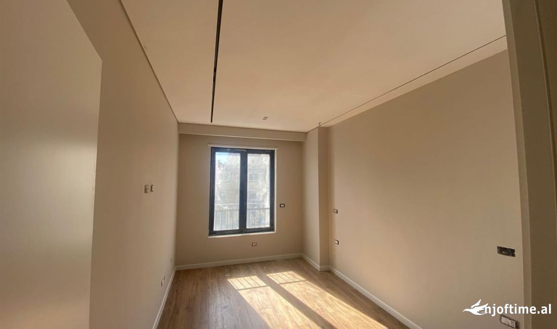 Zyre me qera tek Stacioni i Trenit (ID BZ2420) Tirane