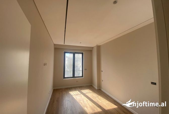 Ambiente Commerciale in Affitto 3+1 a Tirana - 750 Euro