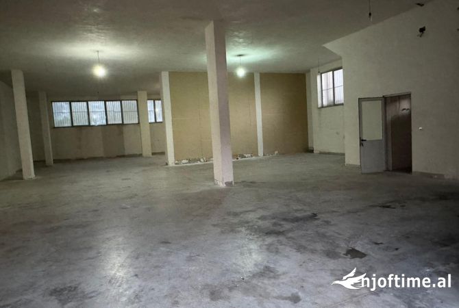 Ambiente Commerciale in Affitto 4+1 a Tirana - 1,500 Euro