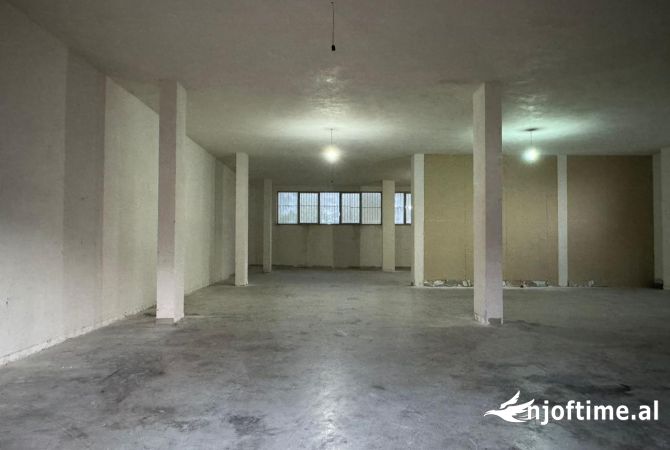 Ambiente Commerciale in Affitto 4+1 a Tirana - 1,500 Euro