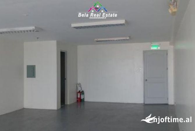 Ambiente Commerciale in Affitto 3+1 a Tirana - 500 Euro