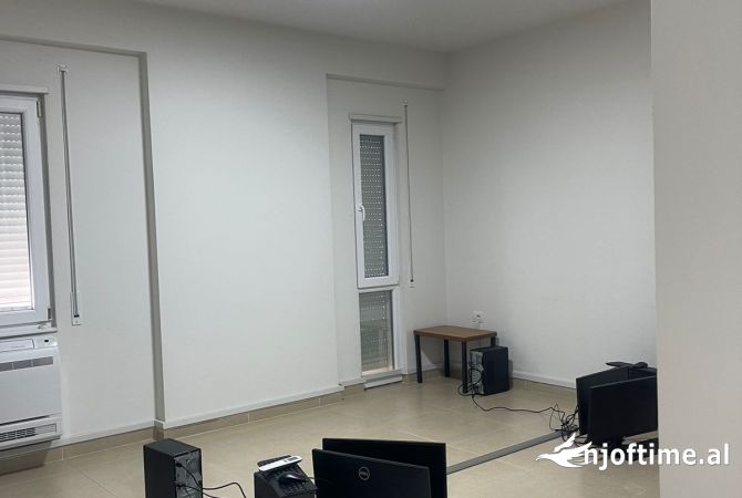 Ambiente Commerciale in Affitto 3+1 a Tirana - 2,000 Euro