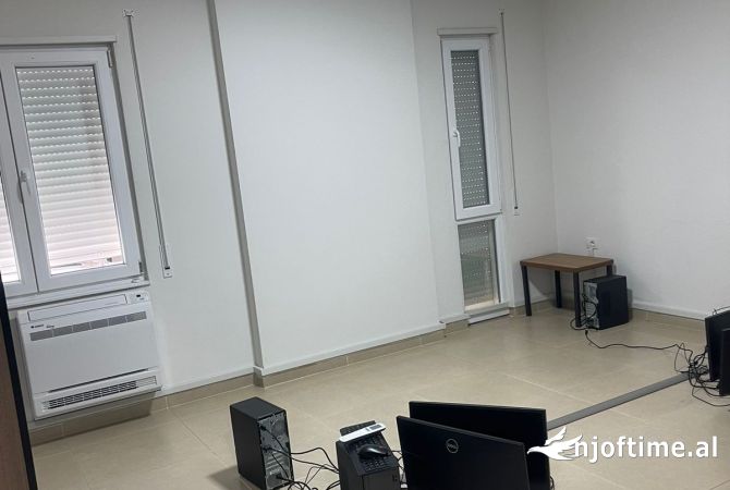 Ambiente Commerciale in Affitto 3+1 a Tirana - 2,000 Euro