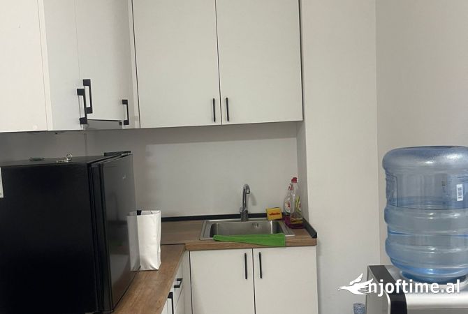 Ambiente Commerciale in Affitto 3+1 a Tirana - 2,000 Euro