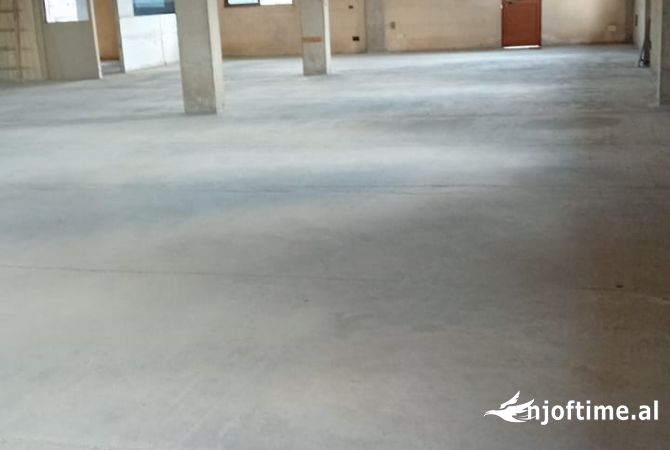 Ambiente Commerciale in Affitto 4+1 a Tirana - 600 Euro