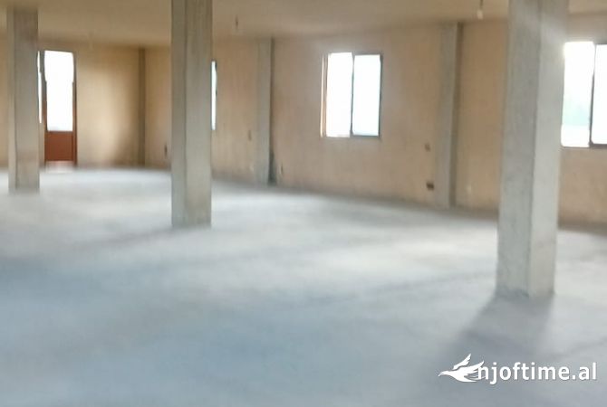 Ambiente Commerciale in Affitto 4+1 a Tirana - 600 Euro