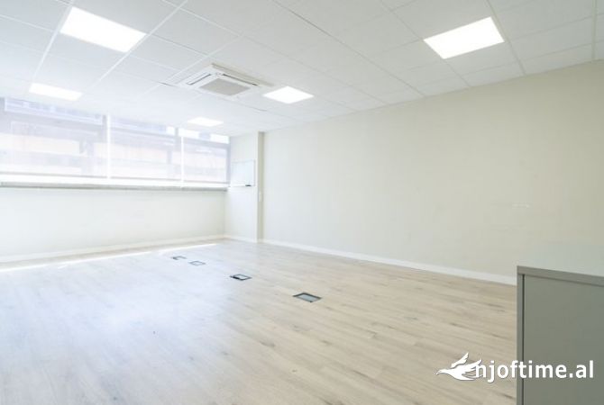 Ambiente Commerciale in Affitto 3+1 a Tirana - 600 Euro