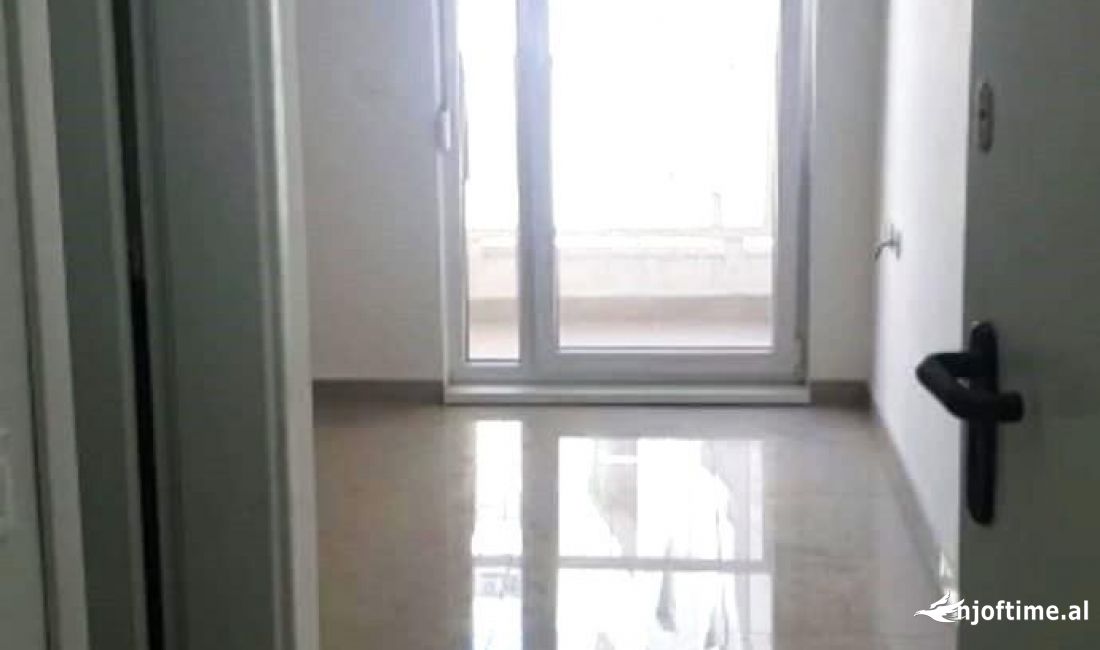 Zyre Me Qera Tek 21 Dhjetori (ID BZ2314) Tirane.