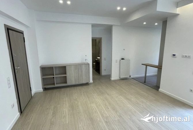 Ambiente Commerciale in Affitto 1+1 a Tirana - 600 Euro