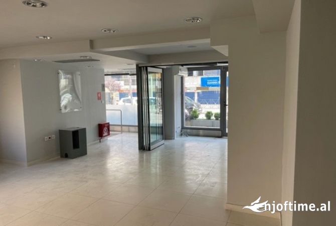 Ambiente Commerciale in Affitto 1+1 a Tirana - 1,000 Euro