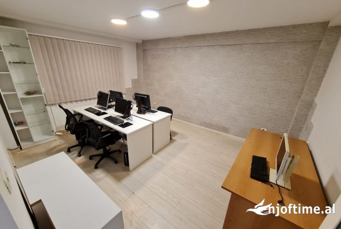 Ambiente Commerciale in Affitto 3+1 a Tirana - 800 Euro