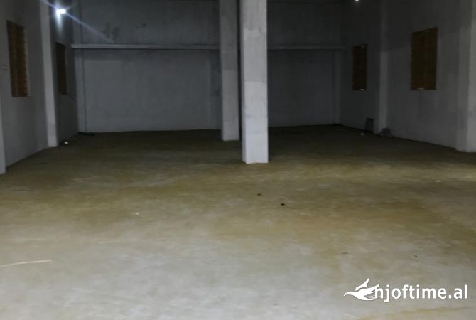 Ambiente Commerciale in Affitto 4+1 a Tirana - 500 Euro