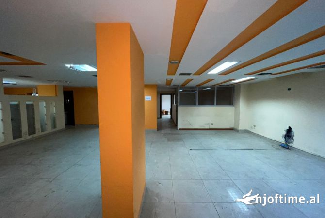 Ambiente Commerciale in Affitto 4+1 a Tirana - 5,000 Euro