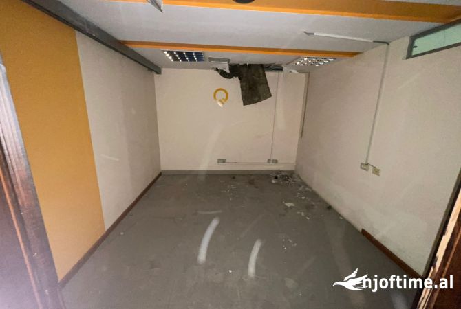Ambiente Commerciale in Affitto 4+1 a Tirana - 5,000 Euro