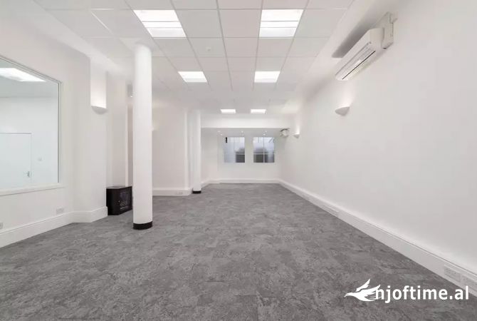 Ambiente Commerciale in Affitto 3+1 a Tirana - 1,280 Euro