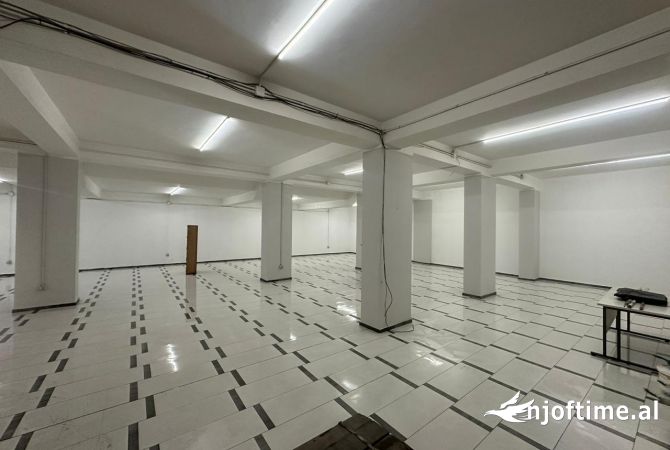 Ambiente Commerciale in Affitto 4+1 a Tirana - 1,200 Euro