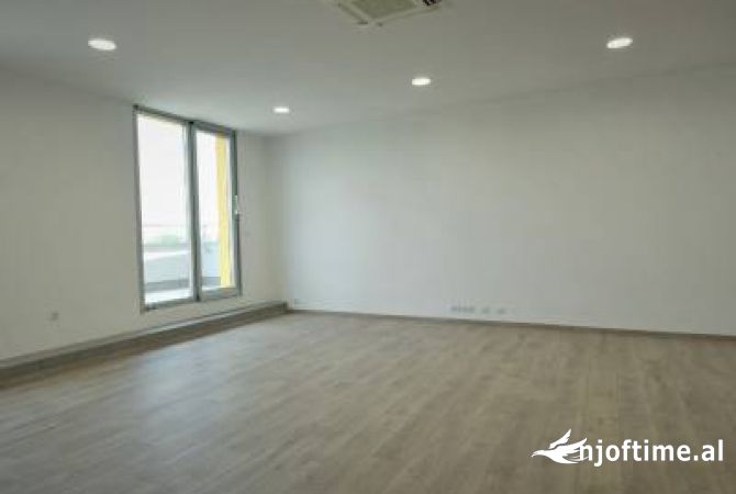 Ambiente Commerciale in Affitto 3+1 a Tirana - 600 Euro