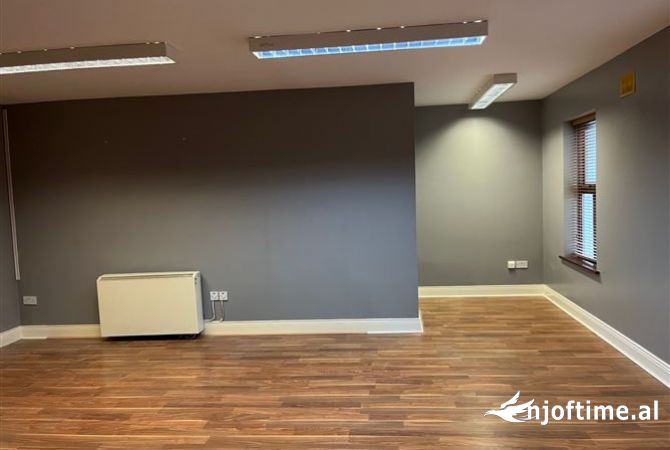 Ambiente Commerciale in Affitto 3+1 a Tirana - 500 Euro