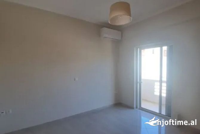 Ambiente Commerciale in Affitto 3+1 a Tirana - 400 Euro