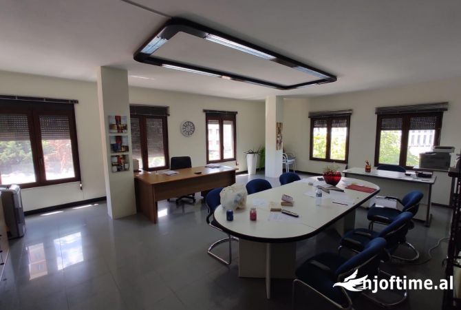 Ambiente Commerciale in Affitto 3+1 a Tirana - 800 Euro