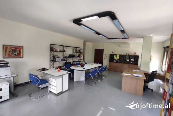 Ambiente Commerciale in Affitto 3+1 a Tirana - 800 Euro