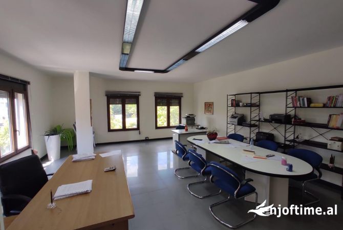 Ambiente Commerciale in Affitto 3+1 a Tirana - 800 Euro