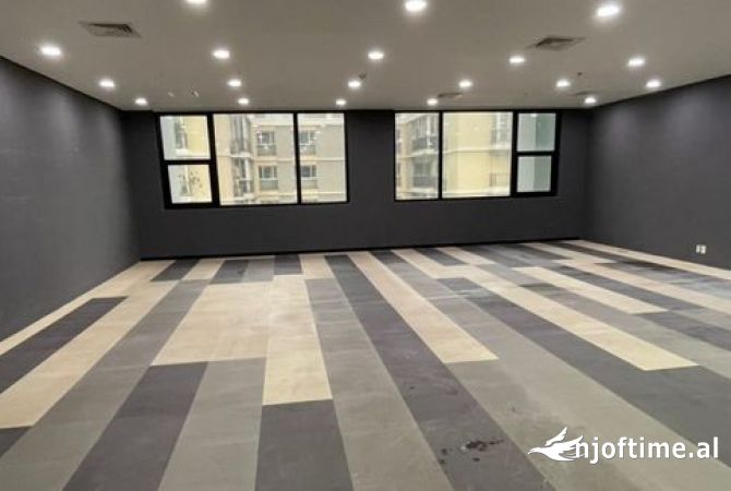 Ambiente Commerciale in Affitto 3+1 a Tirana - 1,500 Euro