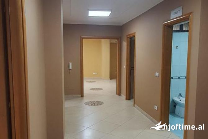 Ambiente Commerciale in Affitto 3+1 a Tirana - 1,500 Euro