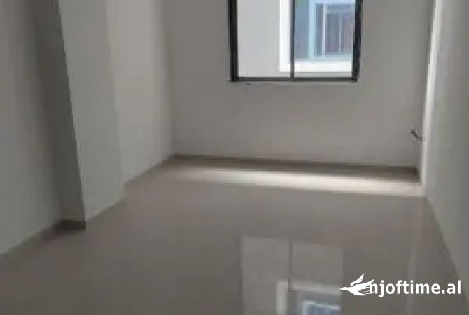 Ambiente Commerciale in Affitto 3+1 a Tirana - 300 Euro