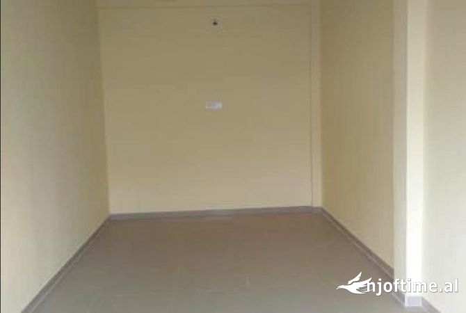 Ambiente Commerciale in Affitto 1+1 a Tirana - 900 Euro