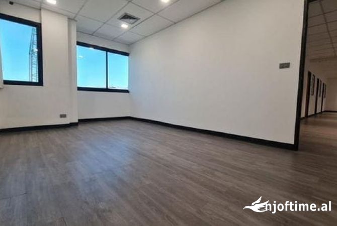 Ambiente Commerciale in Affitto 3+1 a Tirana - 2,500 Euro
