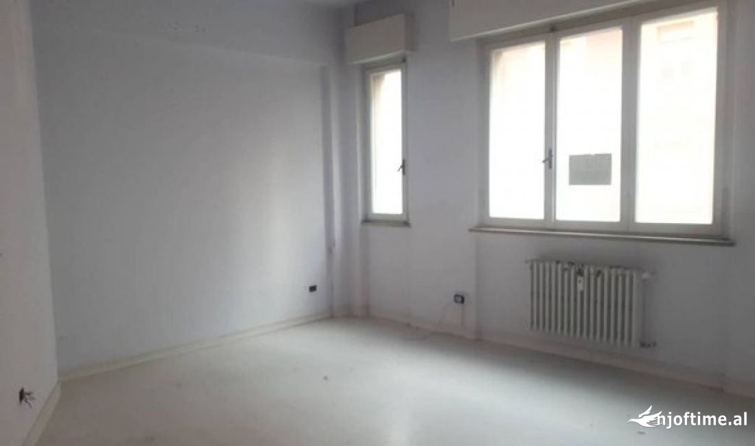 Zyre Me Qera Ne Rrugen 5 Maj (ID BZ2269 ) Tirane