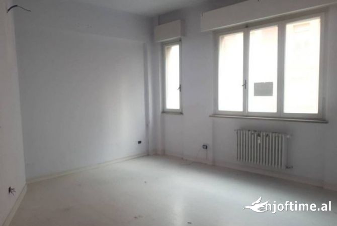 Ambiente Commerciale in Affitto 3+1 a Tirana - 370 Euro