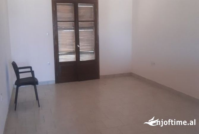 Ambiente Commerciale in Affitto 3+1 a Tirana - 350 Euro