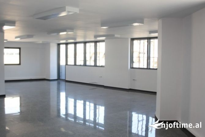 Ambiente Commerciale in Affitto 3+1 a Tirana - 3,000 Euro