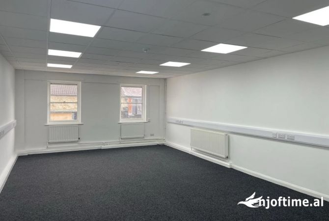 Ambiente Commerciale in Affitto 3+1 a Tirana - 1,500 Euro