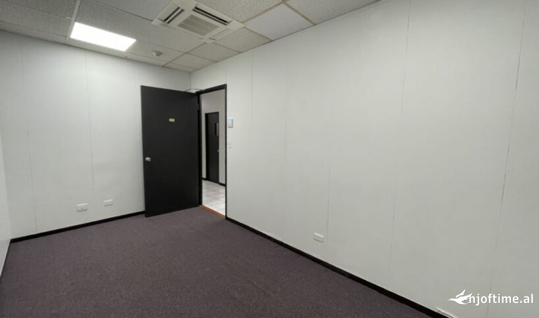 Zyre Me Qera Tek 21 Dhjetori (ID BZ2340) Tirane.