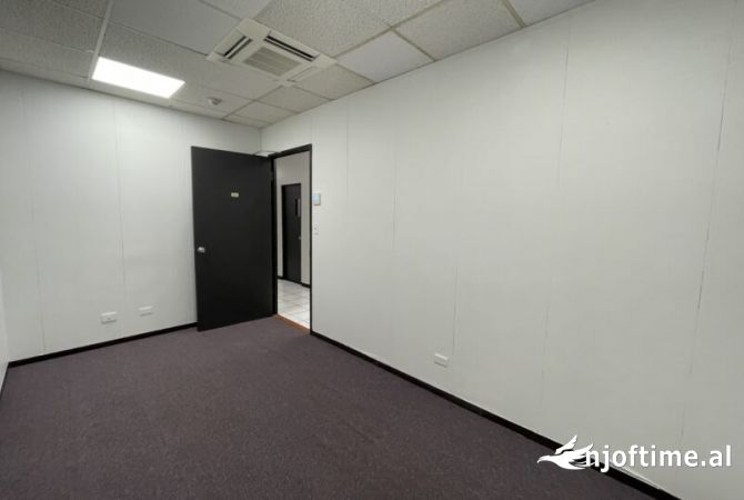 Ambiente Commerciale in Affitto 3+1 a Tirana - 2,500 Euro