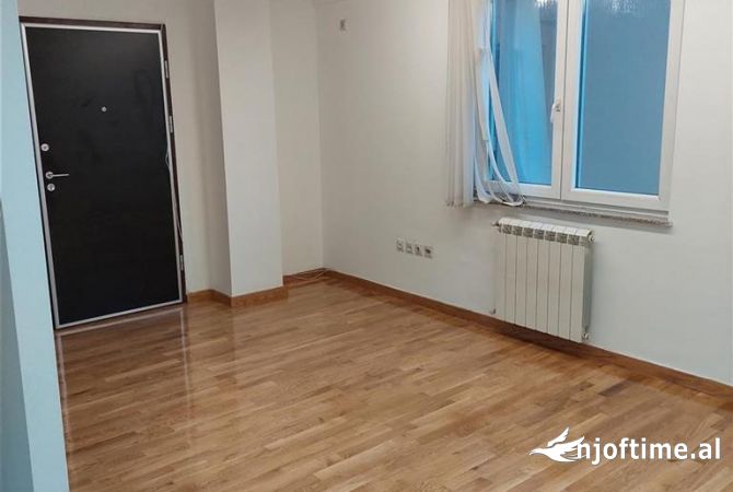 Ambiente Commerciale in Affitto 3+1 a Tirana - 600 Euro